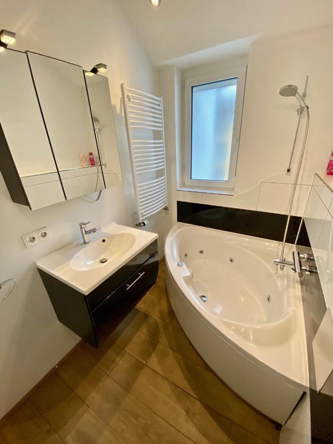 Luxurioeses Studio Im Zentrum, Balkon, Kamin, Klima Apartment ราเวนส์บวร์ก ภายนอก รูปภาพ